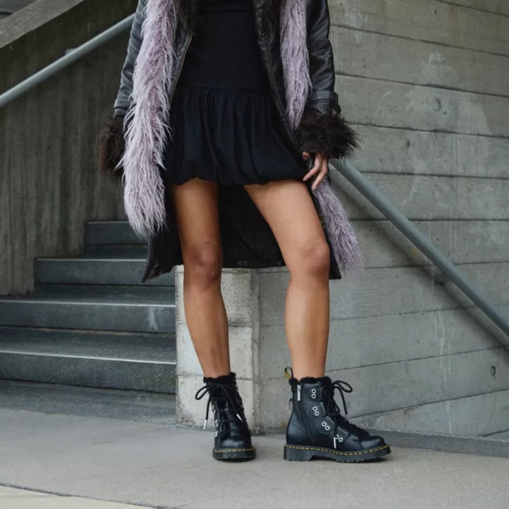 Dr. Martens Women 1460 FAUX FUR LINED LEATHER LACE UP BOOTS Black sz 8 - Picture 1 of 13